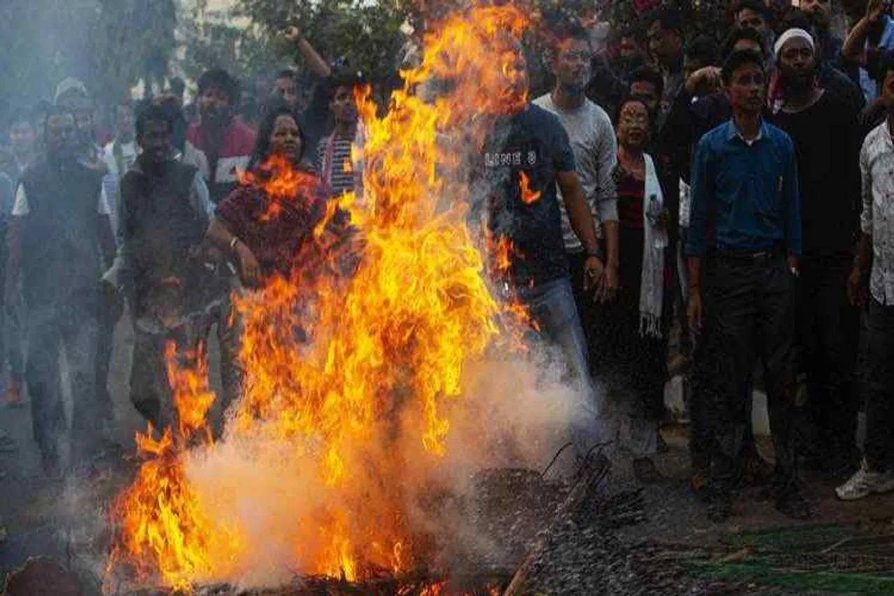 cab, cab news, cab protest, cab protest in assam, cab bill news, cab today news, citizenship amendment bill, citizenship amendment bill 2019, குடியுரிமை திருத்த மசோதா, வட கிழக்கு மாநிலங்களில் போராட்டம், 2 பேர் பலி, citizenship amendment bill protest, citizenship amendment bill protest today, citizenship amendment bill 2019 india, citizenship amendment bill live news, cab news, cab latest news, assam internet ban news, assam, assam news, assam latest news, assam today news