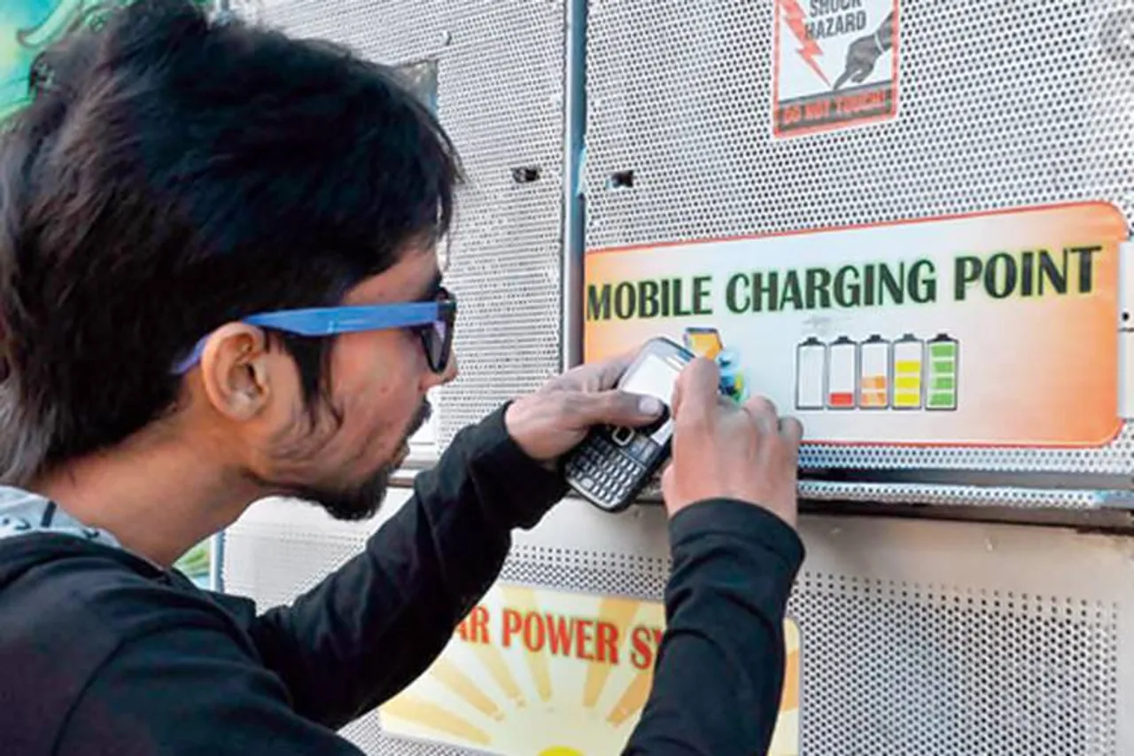 SBI released video regarding charging phone at public stations - பொது இடங்களில் மொபைல் சார்ஜ் பண்ணுபவரா நீங்க? வீடியோ போட்டு எச்சரிக்கும் எஸ்பிஐ வங்கி