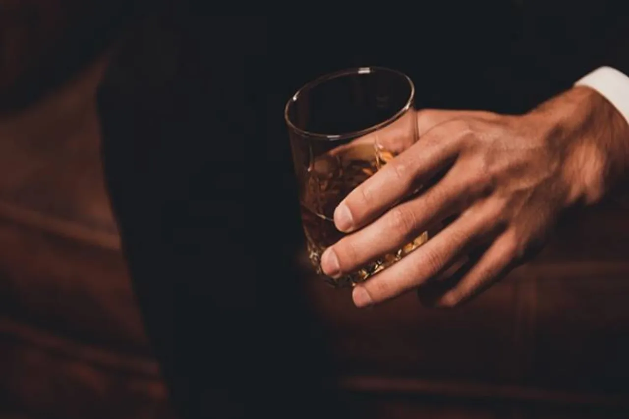 30 lakh under-18s consume alcohol, 20 lakh use cannabis Ministry of Social Justice and Empowerment reports - 18 வயதுக்குட்பட்ட 30 லட்சம் பேர் மது அருந்துகிறார்கள், 20 லட்சம் கஞ்சா பயன்படுத்துகிறார்கள்