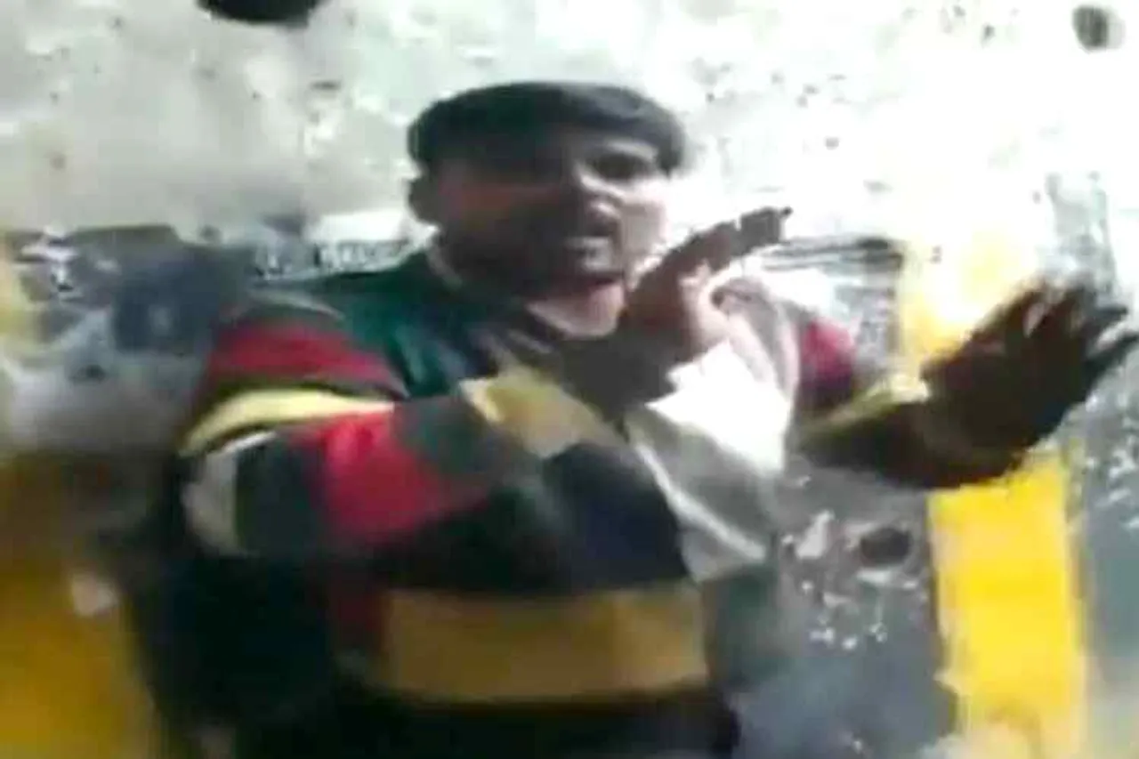 greater noida vendor beaten up viral video, Briyani seller attacked by 3 men, பிரியாணி விற்பனை செய்தவர் மீது தாக்குதல், கிரேட்டர் நொய்டா, பிரியாணி விற்பனை செய்தவர் மீது 3 பேர் தாக்குதல் noida vendor thrashed viral video, noida news, greater noida news, Briyani seller attacked in Greater Noida