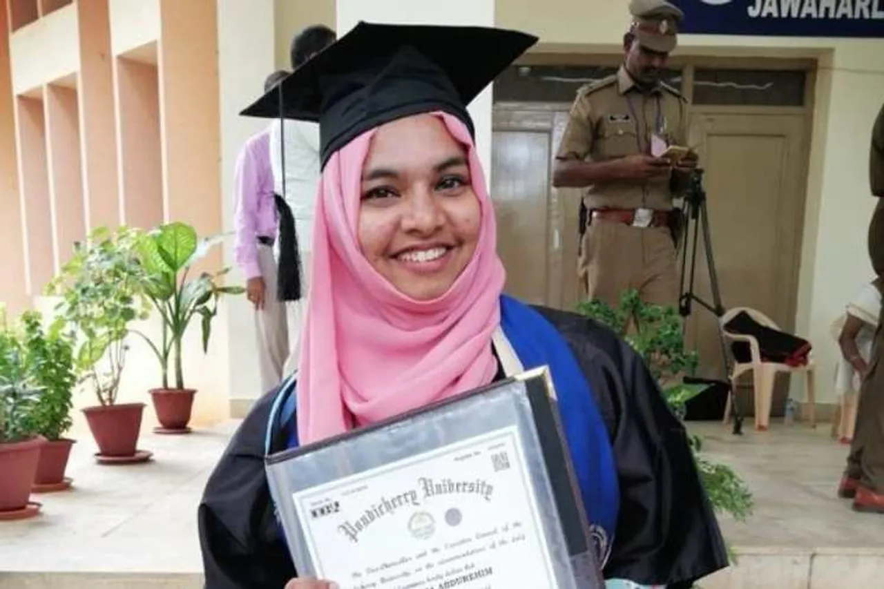 ஜனாதிபதி விழாவில் கலந்து கொள்வதிலிருந்து தடுக்கப்பட்டேன் - புதுவை மாணவி புகார்