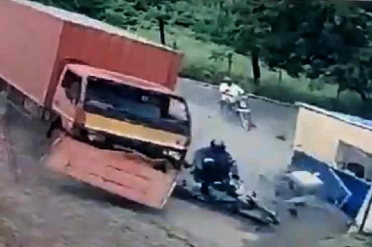 two dead hit by lorry in Krishnagiri tollgate accident, Krishnagiri tollgate accident, கிருஷ்ணகிரி சுங்கச்சாவடி விபத்து, Krishnagiri tollgate accident viral video, கிருஷ்ணகிரி சுங்கச்சாவடி விபத்து வீடியோ, இருவர் பலி, tollgate accident video, two dead, lorry hit tollgate booth in krishnagiri