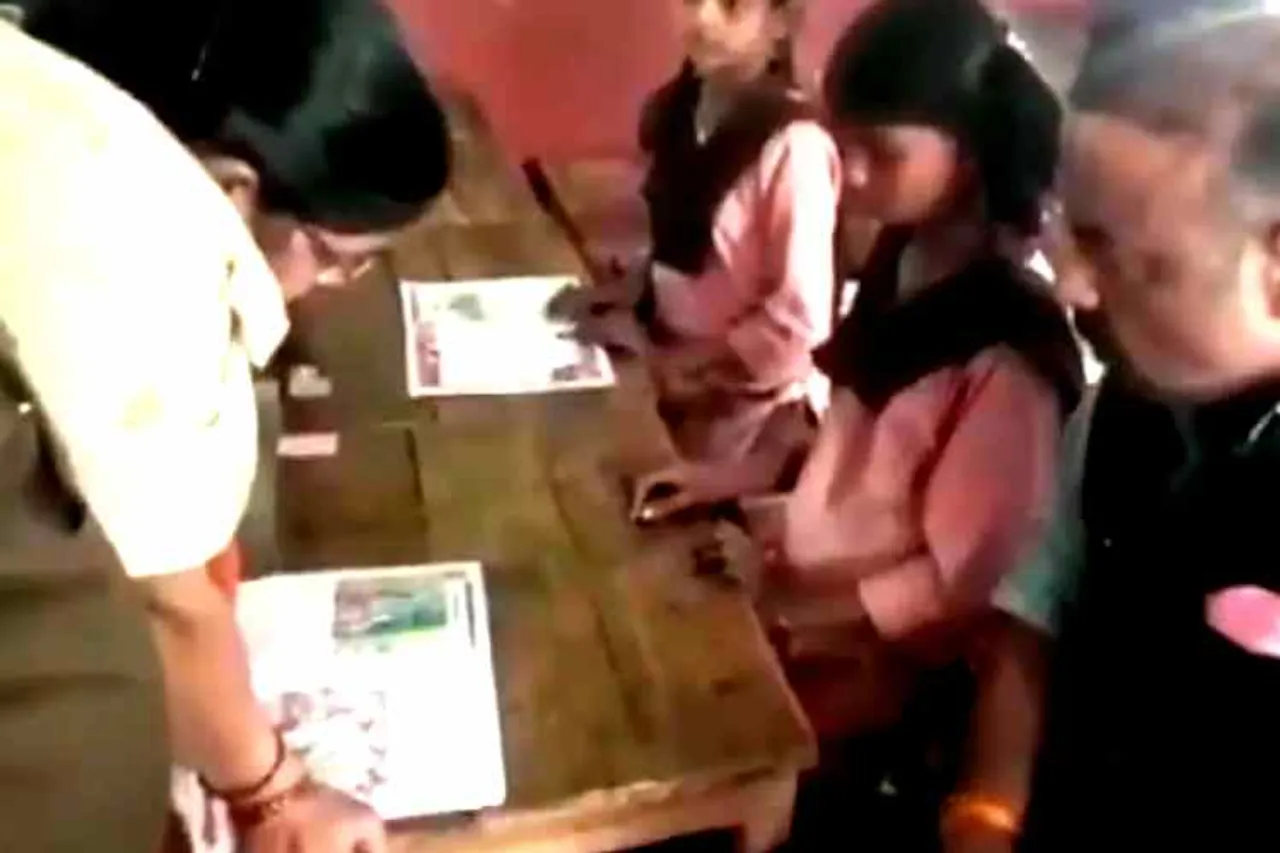 English teacher can't read english text book, உத்தரப் பிரதேசம், English teacher can't read english, english teacher unknown english, ஆங்கிலம் படிக்கத் தெரியாத ஆங்கில அசிரியை, Uttar Pradesh english teacher, Unno district collector inspection in school