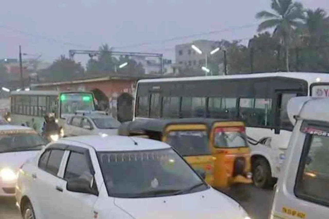 Tamil Nadu News Updates : பொங்கல் பண்டிகைக்காக இதுவரை 5,25,890 பேர் சொந்த ஊர்களுக்கு பயணம் - போக்குவரத்துத் துறை