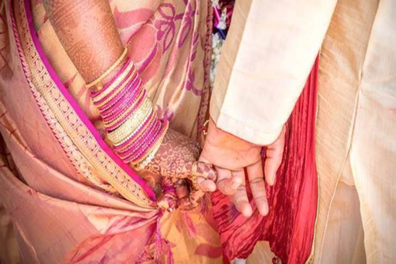 Groom’s father bride’s mother ‘eloped’ Surat appear before police 165477 - சூரத்தில் மாயமான மணமகனின் தந்தை, மணமகளின் தாய் போலீஸ் முன்பு ஆஜர்