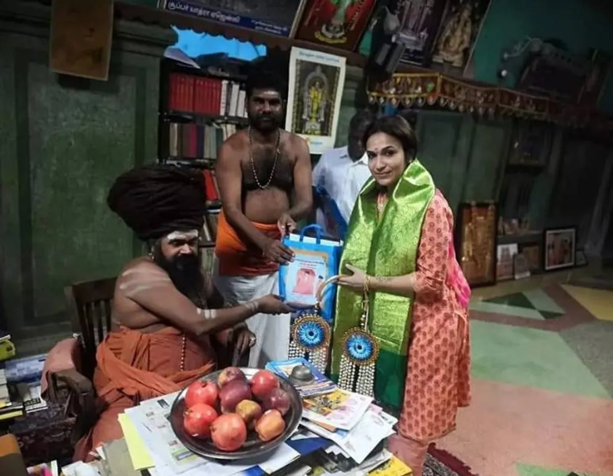 தருமபுரம் ஆதீனத்திடம் ஆசி வாங்கிய ரஜினி மகள் சௌந்தர்யா - போட்டோஸ் இதோ