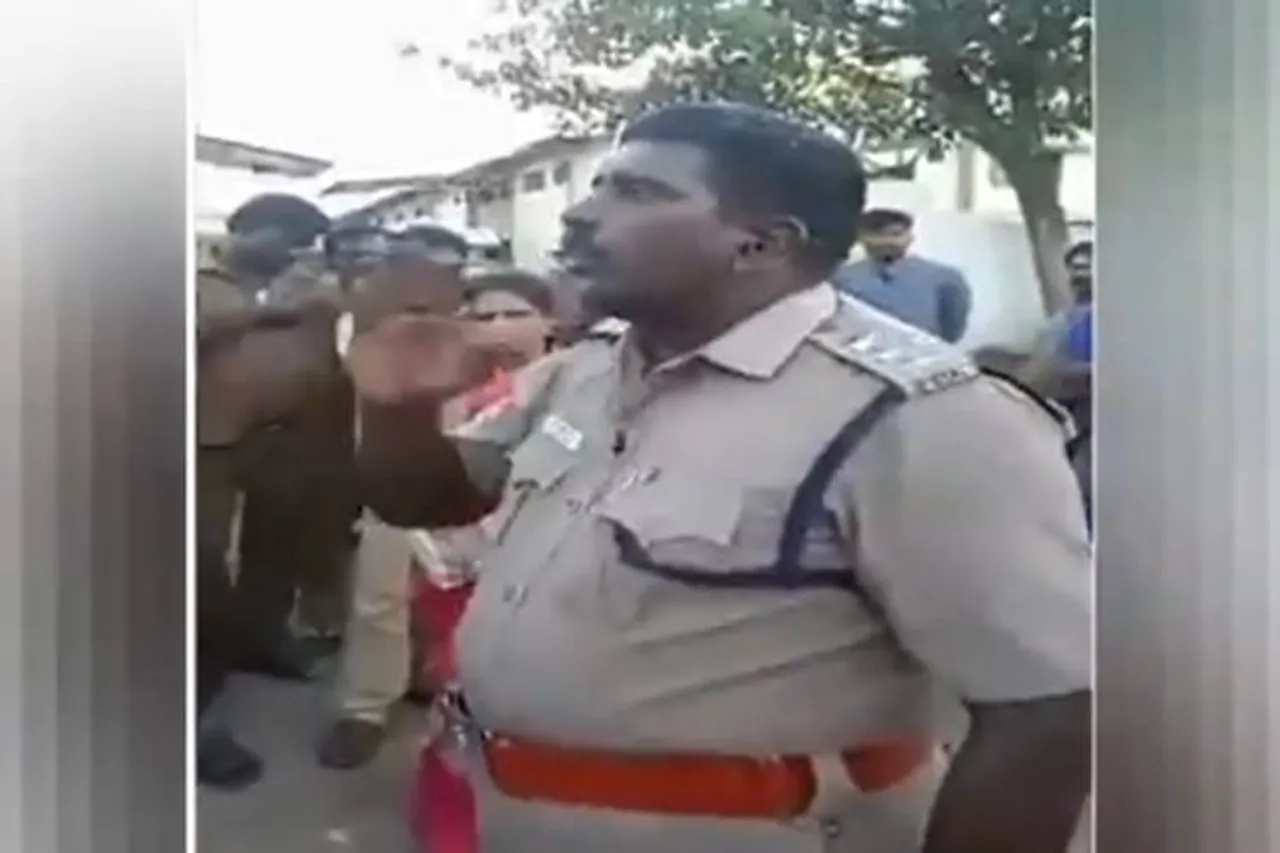 'ஹெல்மெட் எதற்காக அணிகிறோம்?' - வைரலாகும் காவலர் வீடியோ