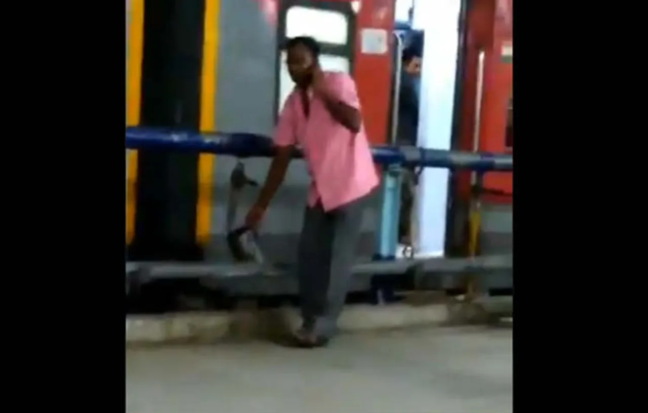 Chennai Egmore tea can water mixing video, Chennai Egmore Railway Station tea can water mixing video, சென்னை எழும்பூர் ரயில் நிலையம், டீ கேனில் கழிவு நீர் வீடியோ
