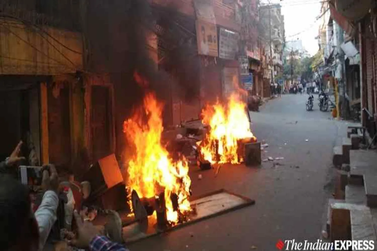 delhi violence, northeast delhi violence, Journalist injured in delhi violence, டெல்லி வன்முறை, டிவி செய்தியாளர்கள் மீது தாக்குதல், செய்தியாளர்கள் மீது தாக்குதல், ஒருவர் கவலைக்கிடம், Television journalists attacked, tv reporters attacked, one serious,Tamil indian express