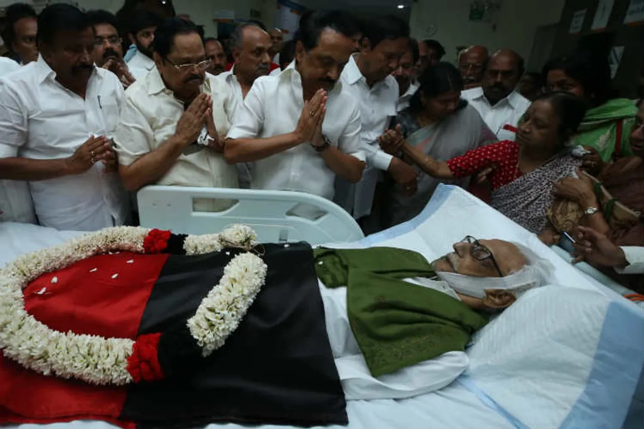 பேராசிரியர் க.அன்பழகன் மறைவு: கீழ்ப்பாக்கம் இல்லத்தில் தலைவர்கள்-தொண்டர்கள் அஞ்சலி