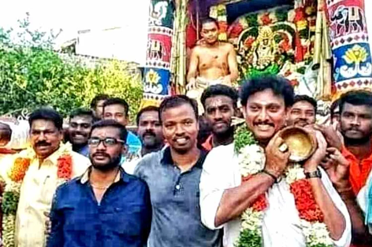 anbil mahesh poyyamozhi dmk district secretary, அன்பில் மகேஷ், அன்பில் மகேஷ் பொய்யாமொழி, anbil mahesh lift swami pallakku, dmk it cadres controversy, சமி பல்லக்கு தூக்கிய அன்பில் மகேஷ், திமுக, சர்ச்சை dmk controversy, dmk, dmk doctrines