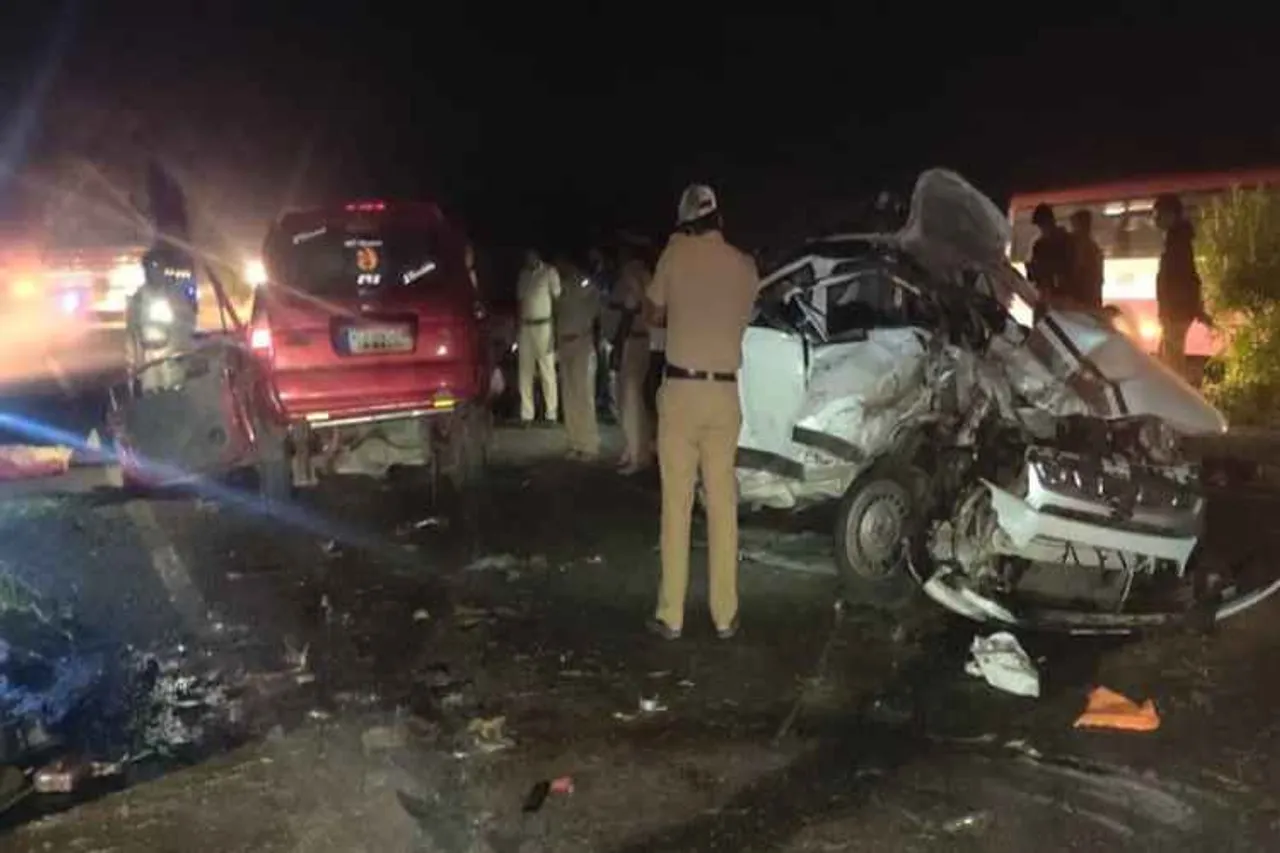 karnataka, tumkur, car, road accident, krishnagiri, tamilars, barricard, dead, injured, police, enquiry,