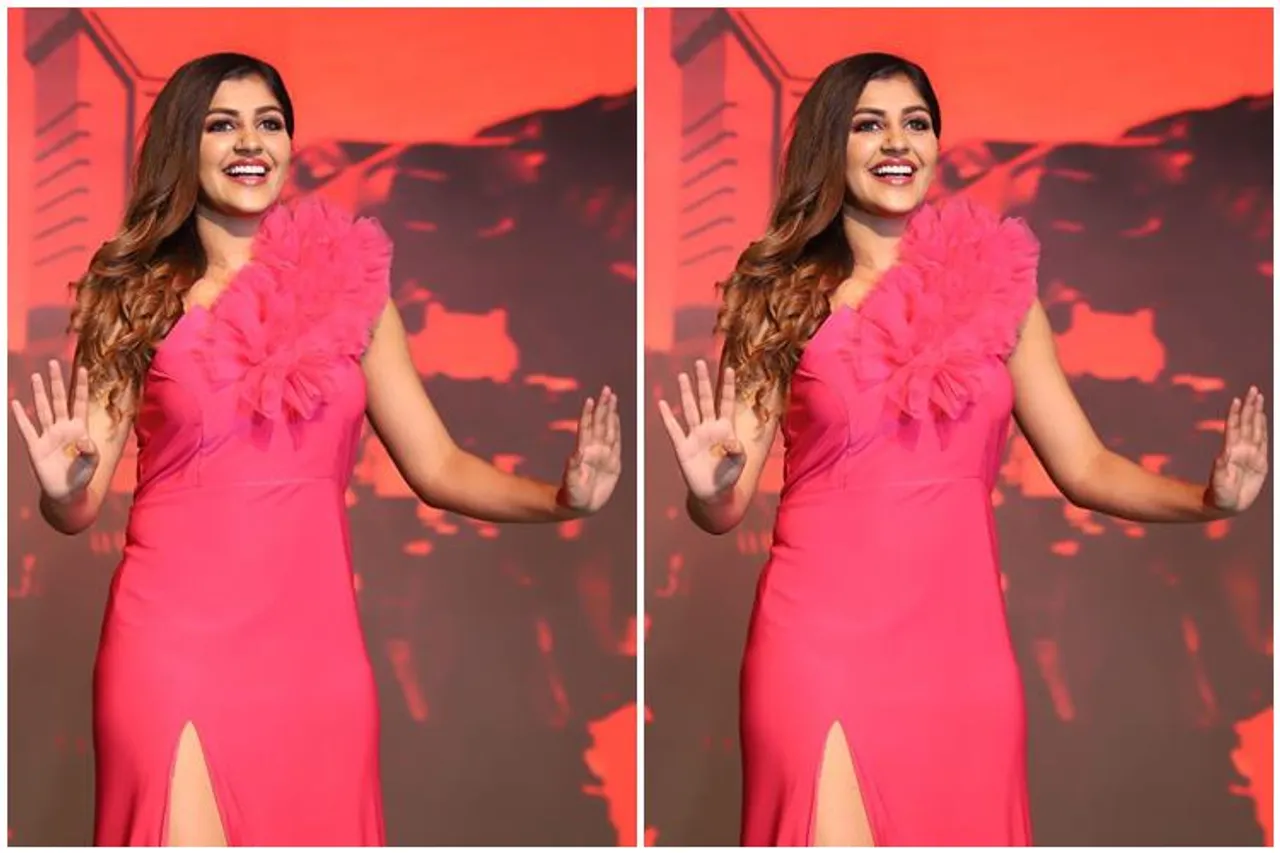yashika aannand, yashika aannand dances at school function stage, யாஷிகா ஆனந்த், யாஷிகா ஆனந்த் டான்ஸ், யாஷிகா ஆனந்த் குத்தாட்டம், வைரல் வீடியோ, yashika aannand dances for adichu thookku song, actress yashika aannand dance, viral video