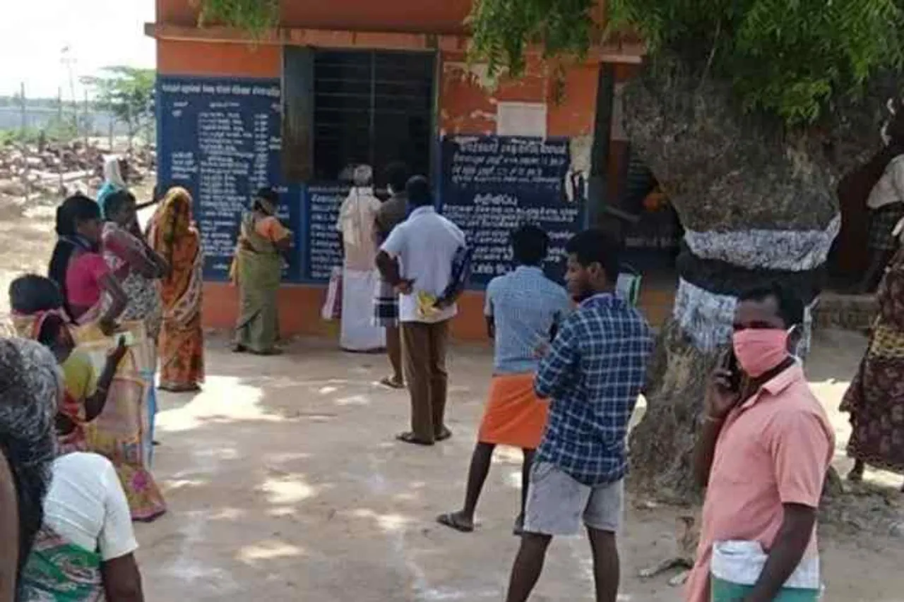Coronavirus Updates: மே மாத ரேஷன் பொருட்களுக்கு டோக்கன் வழங்கும் தேதி மாற்றம் - தமிழக அரசு அறிவிப்பு