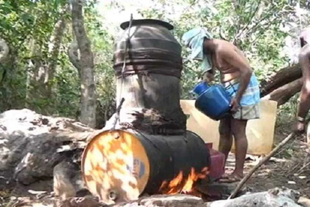 illegal liquor sales soar high in Trichy : 65 year old woman held