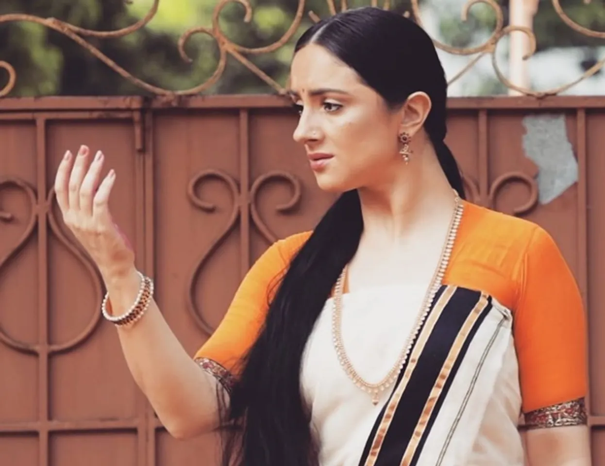 Paris Lakshmi dances Odi Poidu Coronavea