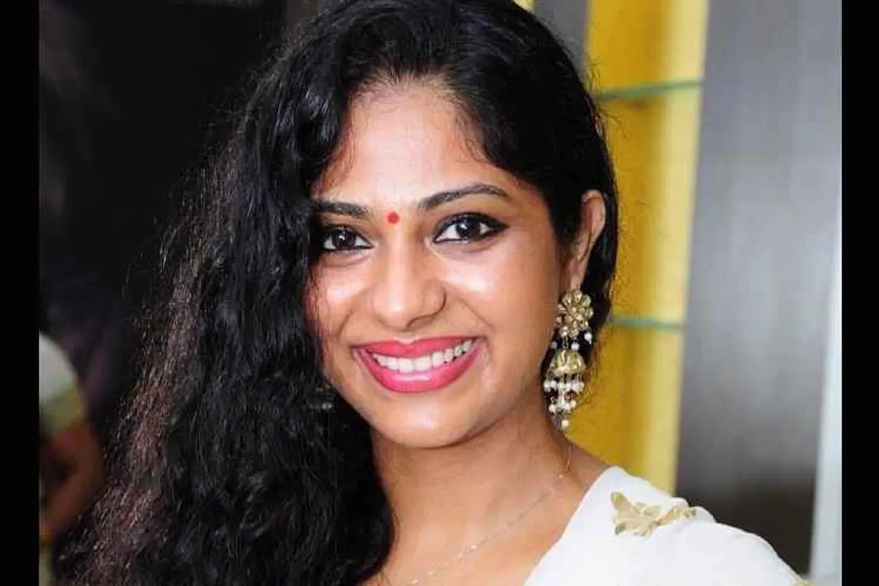 actress poornima indrajith dhoti scurt dress, பூர்ணிமா இந்திரஜித், பூர்ணிமா இந்திரஜித் புதிய ஆடை புகைப்படம் வைரல், poornima indrajith new costume photos viral, mollywood, kerala cinema, poornima indrajith photos viral, cinema news, malaiyala cinema news, tamil cinema news