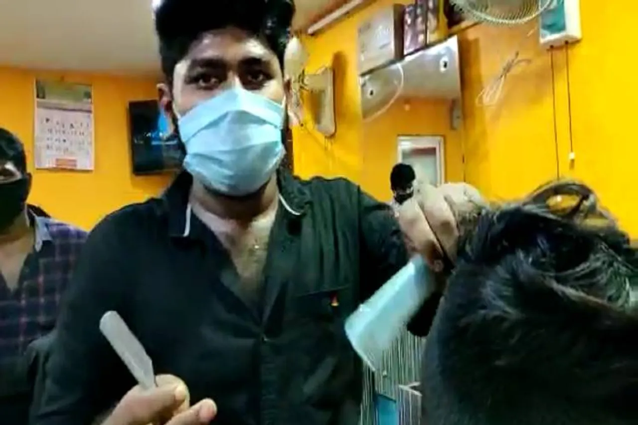 saloon shops opened after lock down relaxation, tamil nadu corona virus, coronavirus lock down, கொரோனா வைரஸ், கோவிட்-19, சலூன் கடைகள் திறப்பு, சேலம் சலூன் கடைகள் திறப்பு, சேலம் சலூன் கடைகளில் சமூக இடைவெளி, covid-19 lock down, saloon shops opend, social distancing, mask wearing, hand sanitize-ring, salem saloon shops hair tresses statement, barbers statement, salem saloon shops, IE Tamil Spot visit report