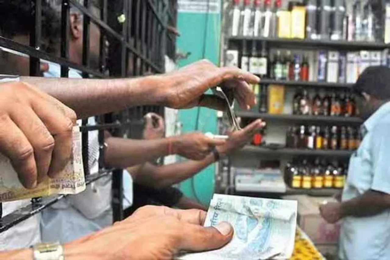 kanyakumari thuckalay police SI speaking viral video, thauckalay tasmac, kanyakumari thuckalay tasmac, கன்னியாகுமரி மாவட்டம், தக்கலை, தக்கலை டாஸ்மாக், தக்கலையில் டாஸ்மாக் முன்பு பேசிய போலீஸ் எஸ்.ஐ, வைரல் வீடியோ, thuckalay si speaking before tasmac, viral video, tamil video news, tamil viral vieo news, tamil tasmac video news, police SI speaking to another person, thuckalay tasmac wine shop viral video