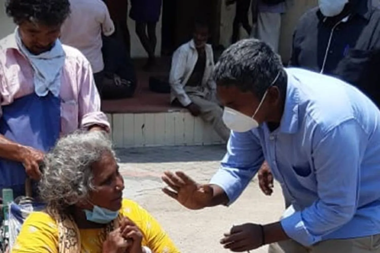 kerala ngo Theruvoram, kerala covid 19 rescue ngo, கேரளா என்ஜிஓ தெருவோரம், முருகன் எஸ், எஸ் முருகன், பிச்சை எடுத்த சிறுவன் கேரளாவில் வீடற்றவர்களின் பாதுகாவலரான கதை, கொரோனா வைரஸ், கோவிட்-19, பொது முடக்கம், s murugan Theruvoram ngo, indian express corona series, indian express covid 19 facebook series, stories of strength