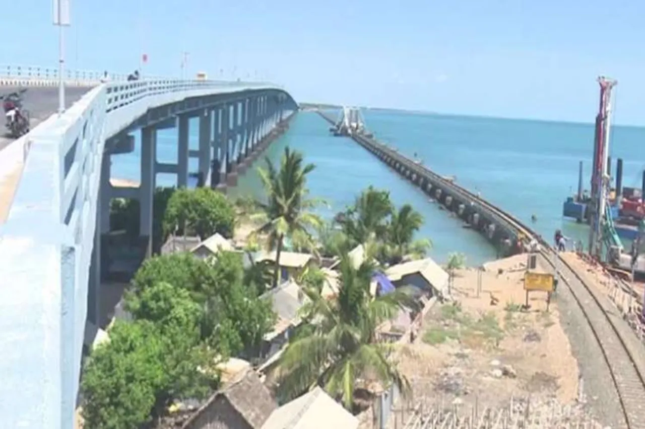 pamban bridge, indian railways, புதிய பாம்பன் பாலம், இந்திய ரயில்வே, railways, tamil nadu, Mandapam, Rameswaram, vertical lift railway sea bridge