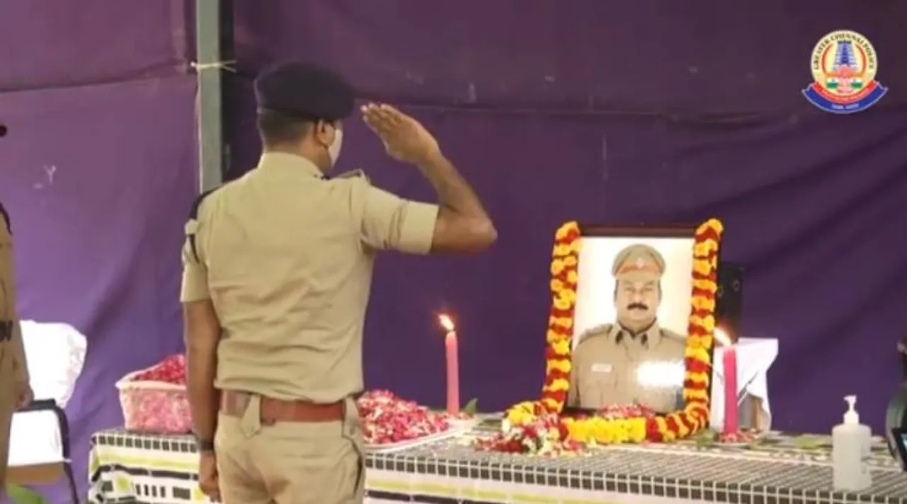 inspector Jonathan Francis dies of covid-19, chennai comondo inspector dies of coronavirus, கமாண்டோ இன்ஸ்பெக்டர் ஜோனாதன் பிரான்ஸிஸ் கொரோனா பாதிப்பால் மரணம், dgp jk tripathy paty tributes to jonathan francis body, commissioner mahesh kumar agarwal cops pay tibutes, கமாண்டோ இன்ஸ்பெக்டர் ஜோனாதன் பிரான்ஸிஸ், டிஜிபி திரிபாதி அஞ்சலி, கமிஷனர் மகேஷ்குமார் அகர்வால், comondo inspector jonathan francis