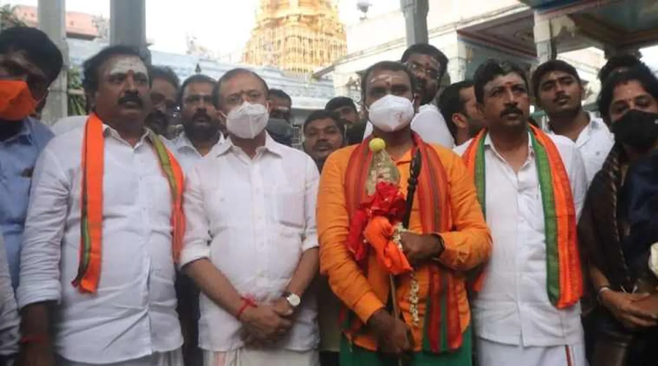 palni murugan temple, palani murugan temple complaint on l murugan, பாஜக, வேல் யாத்திரை, பழனி கோயில் நிர்வாகம் எல் முருகன் மீது புகார், விதிகளை மீறி பழனி மூலவரை புகைப்படம் எடுத்த பாஜக, bjp leader l murugan, bjp vel yathra, agama rules break photo captured, bjp tamil nadu, vel yathra