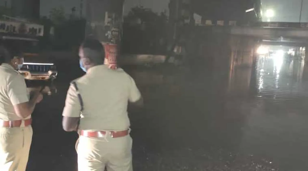greater chennai police, chennai, nivar cyclone, சென்னை, நிவர் புயல், சென்னை மக்கள் வெளியே வர வேண்டாம், சென்னை காவல்துறை அறிவிப்பு, chennai police announced, important chennai roads closed, chennai people do not come out, chennai roads floods, சென்னையில் சாலைகள் வெள்ளத்தில் மூழ்கியது