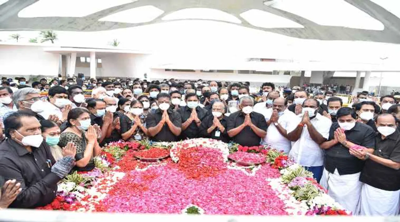 ஜெயலலிதா நினைவு தினம்: சட்டமன்றத் தேர்தலில் வெற்றிவாகை சூட  அதிமுகவினர் உறுதி ஏற்பு