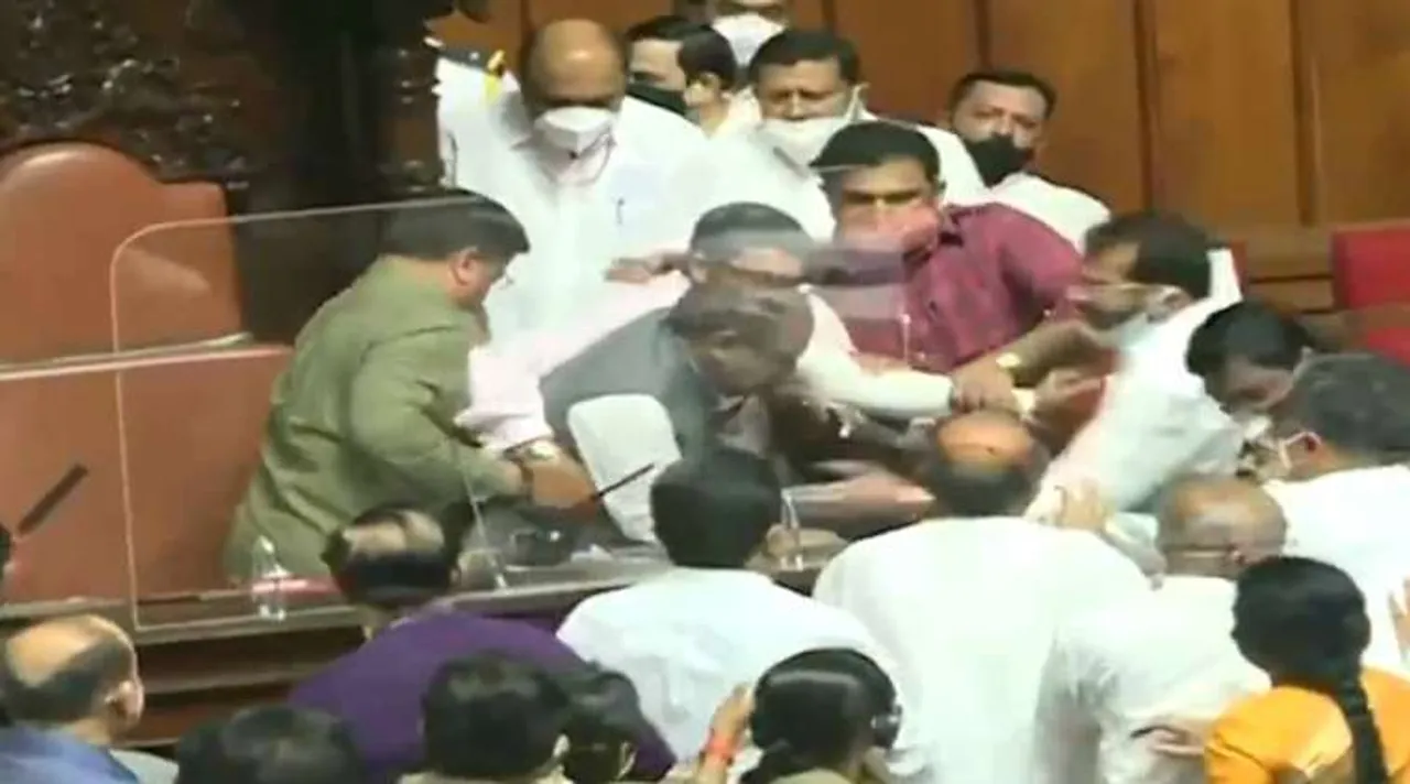Bangalore news, Karantaka assembly ruckus, கர்நாடகா, கர்நாடகா சட்டப்பேரவை, துணை சபாநாயகரை இழுத்து தள்ளிய காங்கிரஸ் உறுப்பினர்கள், Karnataka assembly, Karnataka cow slaughter bill