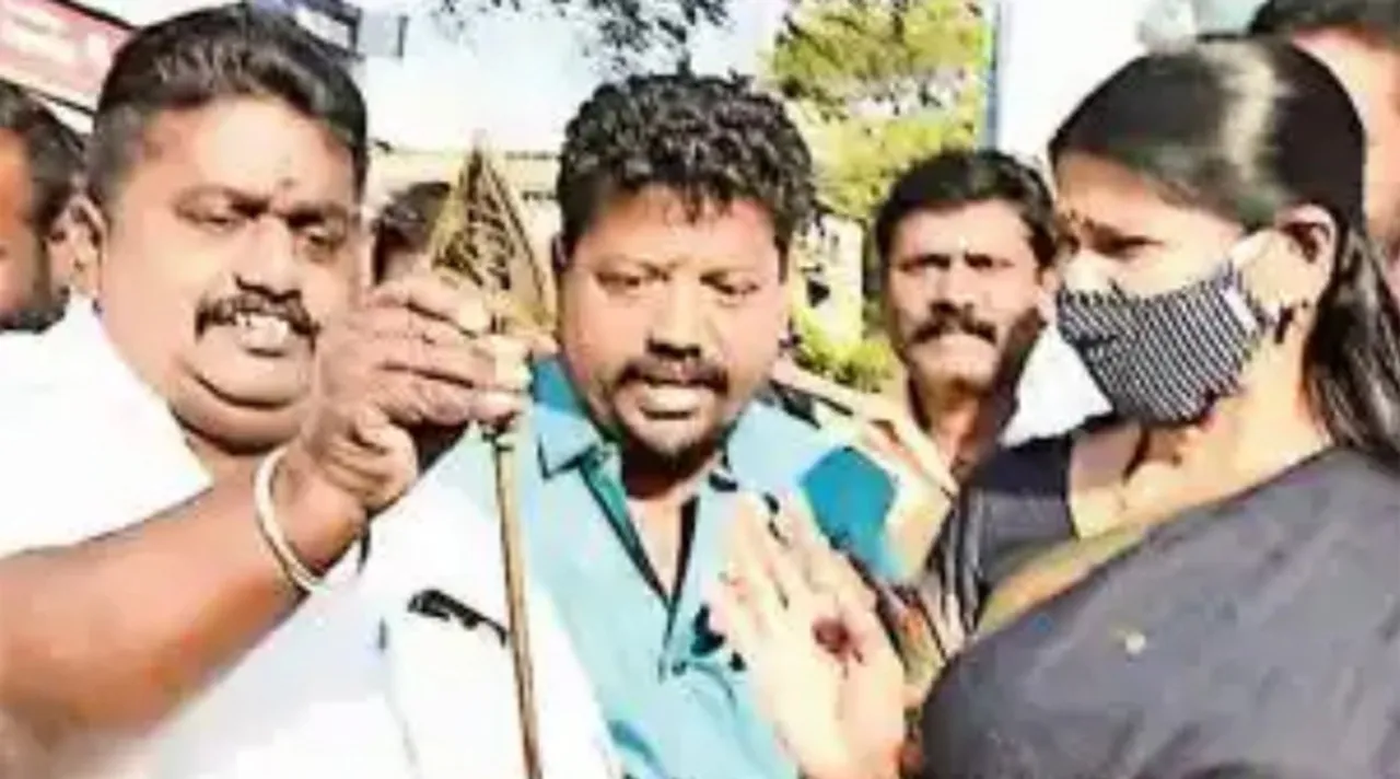 வேல் வாங்க மறுத்த கனிமொழி : திமுக நிர்வாகிகள் கூறுவது என்ன?