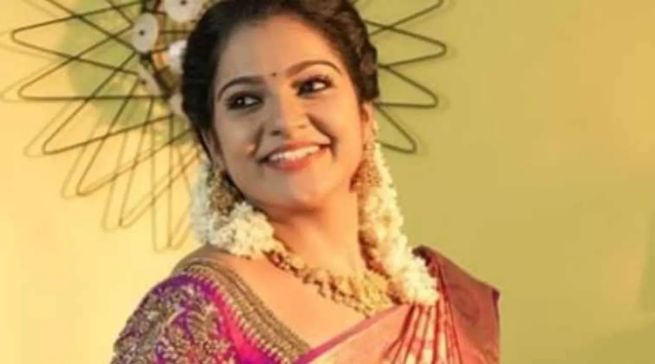 vj chitra, actress vj chitra, vj chitra death, vj chitra name tattoo, fan tattoo vj chitra name, விஜே சித்ரா, விஜே சித்ரா பெயரை பச்சை குத்திய ரசிகை, vj chitra name tattoo photo, vj chitra tattoo photo viral
