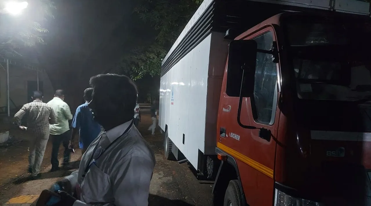 லயோலா கல்லூரி வளாகத்தில் மர்ம வாகனம் : வாக்கு இயந்திர பாதுகாப்பை ஆய்வு செய்த ம.நீ.ம வேட்பாளர்