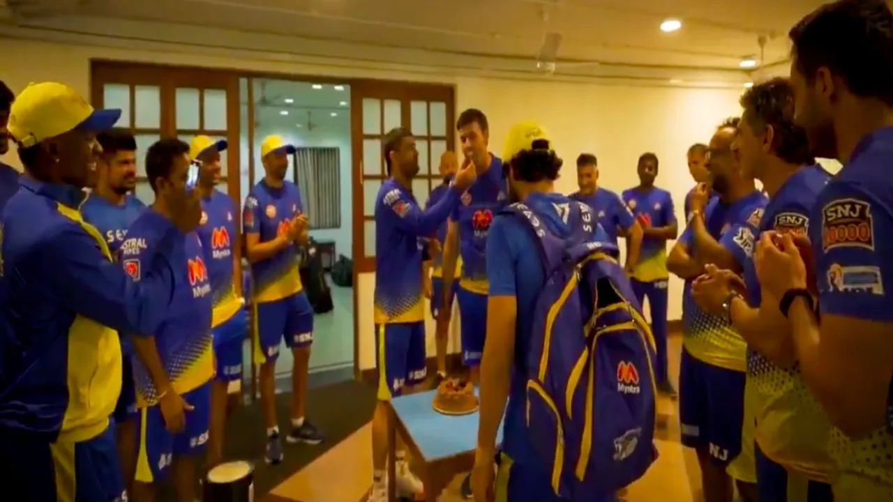 IPL 2021 Cricket news in tamil Coach Stephen Fleming Celebrates his Birthday; MS Dhoni And CSK Teammates applauds