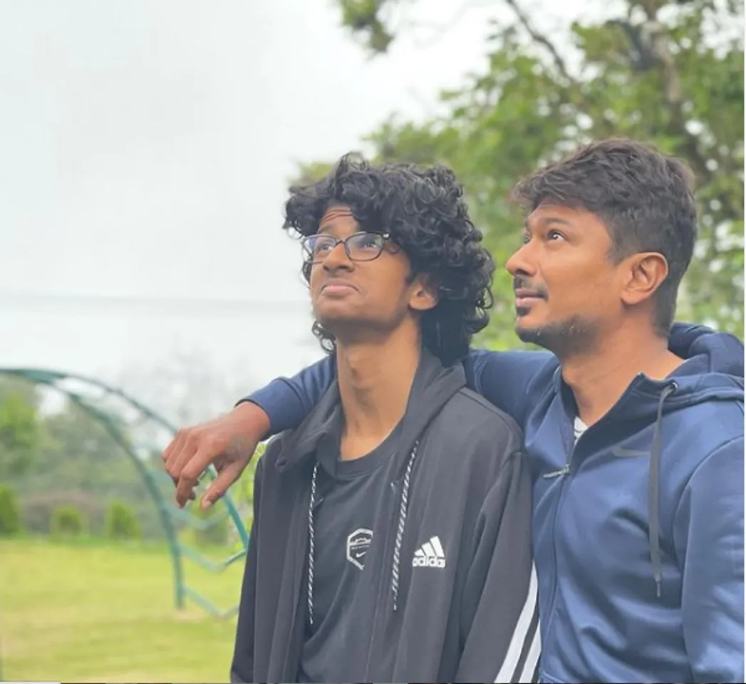 இன்பநிதி இவ்ளோ வளர்ந்துட்டாரா..! ஹாயாக தோளில் கை போட்ட உதயநிதி