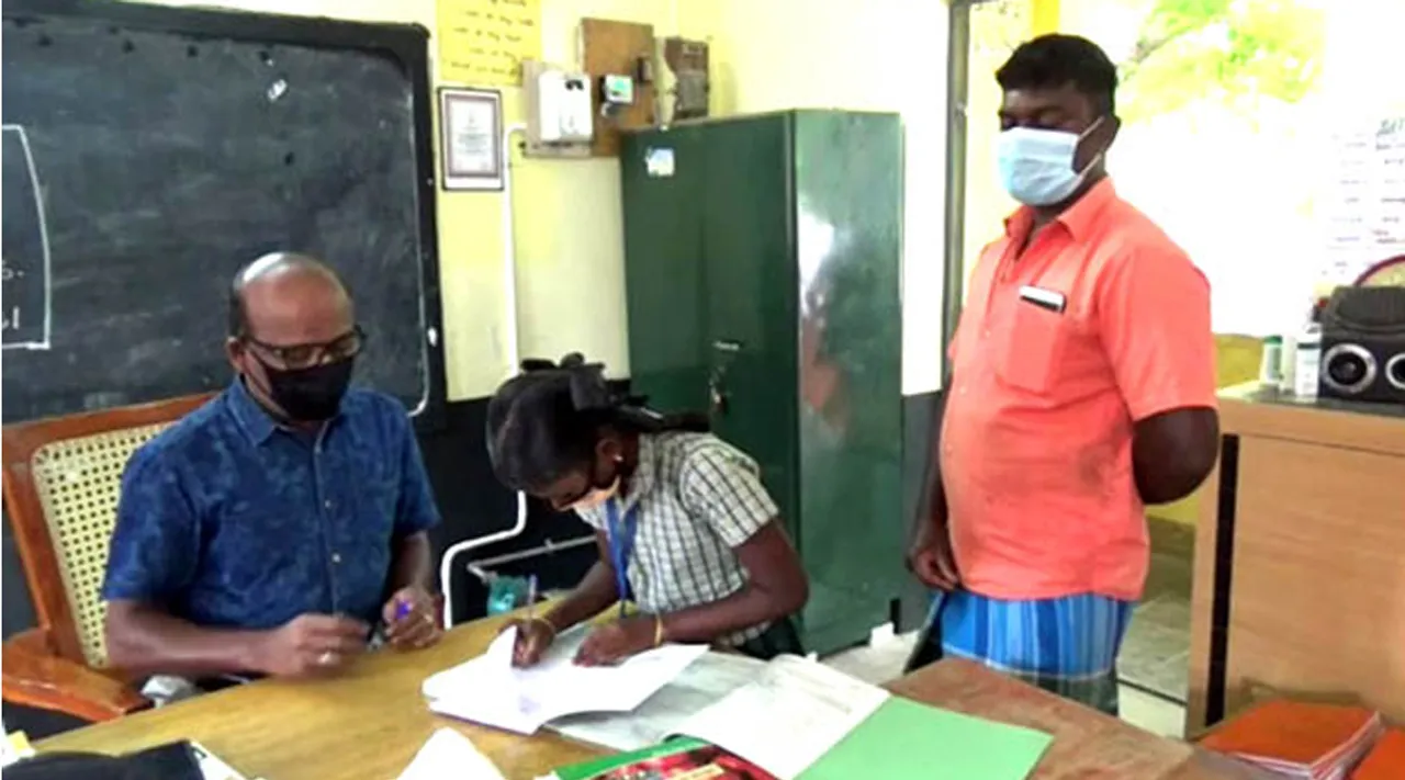 புதிய மாணவர்களுக்கு ரூ1000 சிறப்பு பரிசு : ஊக்கம் தரும் அரசு பள்ளி தலைமை ஆசிரியர்