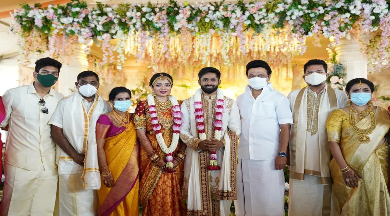 கிரிக்கெட் வீரருடன் இயக்குனர் ஷங்கர் மகள் திருமணம்: வண்ணப் படங்கள்