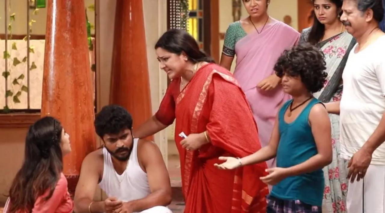 vijay tv, vijay tv serial, raja rani 2, raja rani 2 serial today episode, saravanan sweet stall sealed by bribing officer, sandhya saves sweet stall, raja rani today story, விஜய் டிவி, ராஜா ராணி 2 சீரியல், சரவணன் கடைக்கு சீல் வைத்த லஞ்ச அதிகாரி, லஞ்ச அதிகாரியை சஸ்பெண்ட் செய்ய வைத்த சந்தியா, ஆல்யா மானசா, சித்து, சிவகாமி, சுந்தரம், sandhya suspends bribing officer, alaya manasa, sidhu, tamil tv serial news