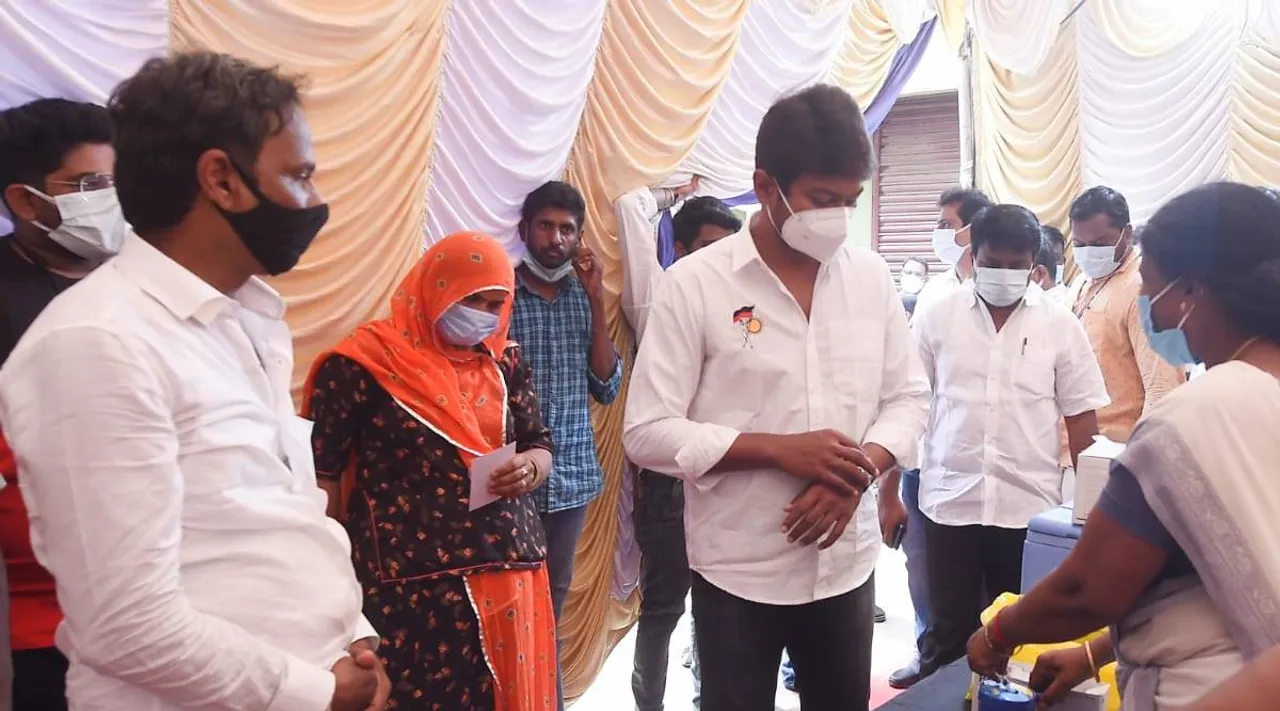 DMK young leaders karai veshti costume transforms into modern dress, udhayanidhi wears jeans pand and shirt, திமுக, திமுக இளம் தலைவர்கள், உதயநிதி, டிஆர்பி ராஜா, மா சுப்பிரமணியன், கரை வேட்டியில் இருந்து ஜீன்ஸ்க்கு மாறிய திமுக இளம் தலைவர்கள், TRB Raja, DMK young leaders, DMK yong leaders costume transition, Ma Subramaniyan, CM MK Stalin