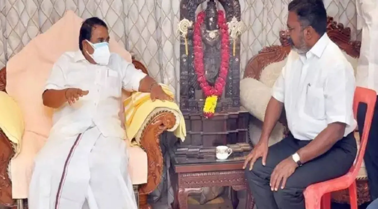 Thirumavalavan meets Minister Raja Kannappan, is minister raja kannappan insults thirumavalavan, vck, dmk, naam tamilar katchi, vck thirumavavalan, dmk miniter raja kannappan, thirumavalavan raja kannappan photo become controversy in social media, திருமாவளவன், திருமாவளவனை பிளாஸ்டிக் நாற்காலியில் அமர வைத்தாரா அமைச்சர் ராஜ கண்ணப்பன், tamil nadu politics, thirumavalavan raja kannappan photo controversy