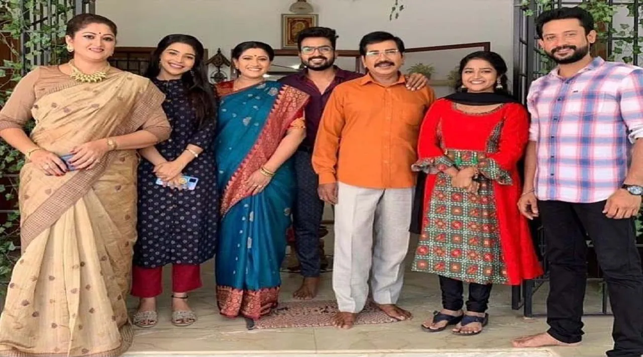 இது என்னங்க நியாயம்..? ஹீரோவை விட அம்மா நடிகைக்கு வயது கம்மியாம்!