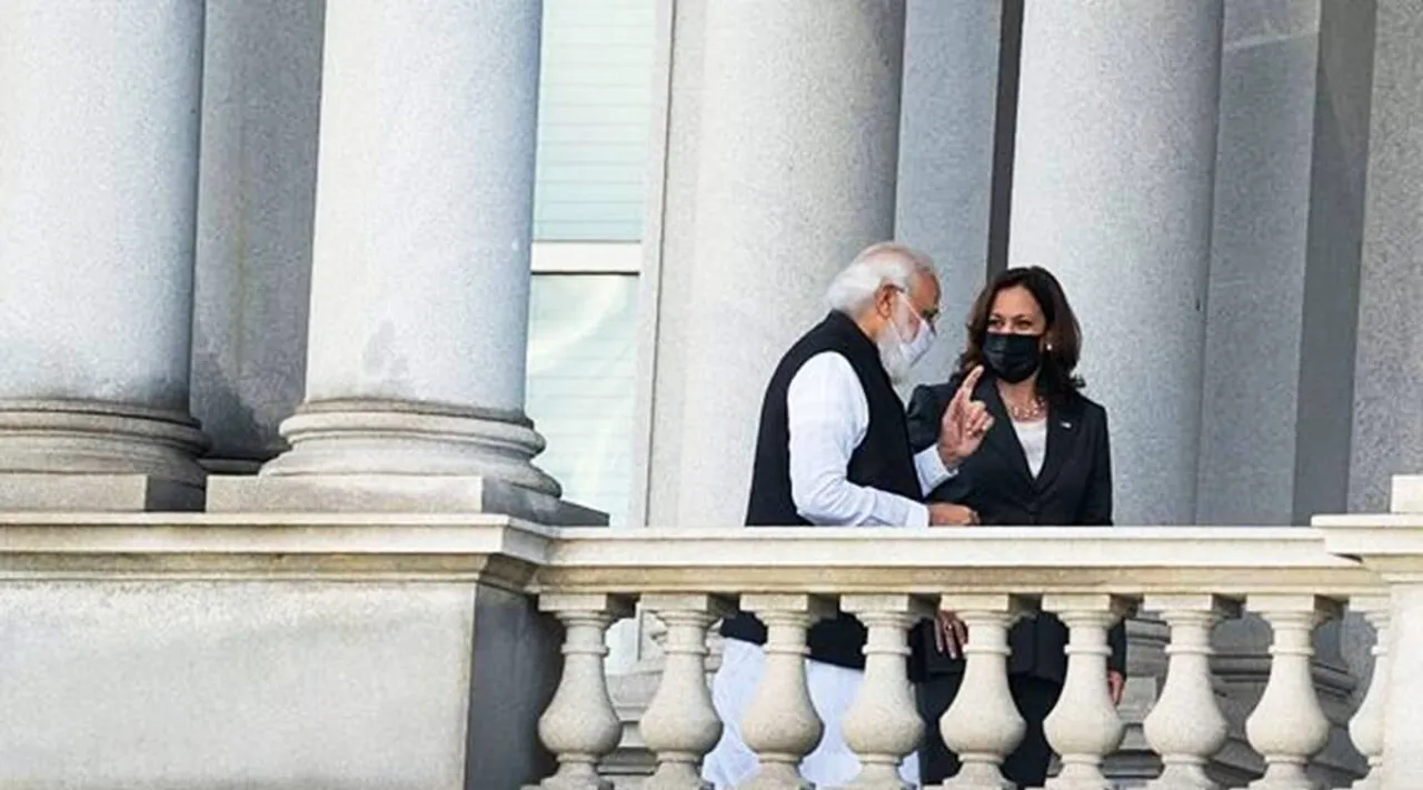PM Modi gives gift to Kamala Harris, PM Narednra Modi, Vice President Kamala Harris, PM Narendra Modi visits America, கமலா ஹாரிஸ், பிரதமர் மோடி, PM Modi gives gift to Kamala Harris, கமலா ஹாரிஸுக்கு பிரதமர் மோடி அளித்த பரிசு, தாத்தாவின் நினைவாக செஸ் செட், PM Modi, Kamala Harris, USA, Quad summit, Joe Biden, America