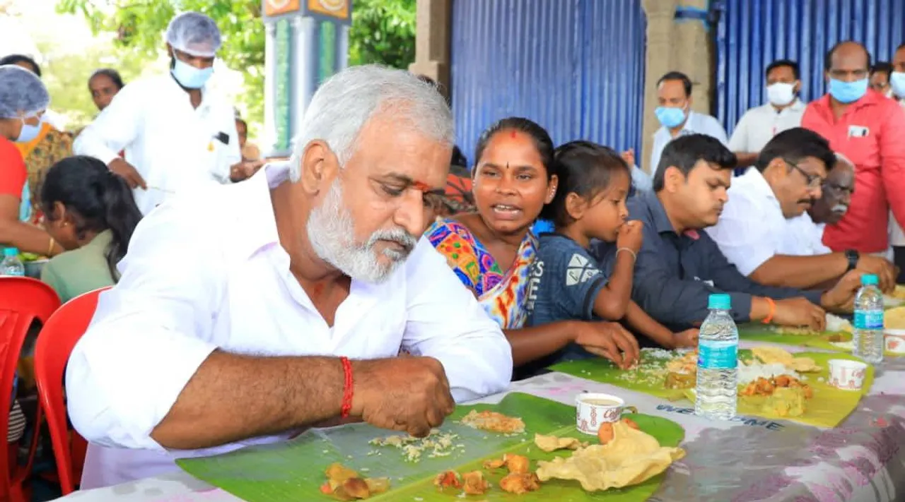 Minister Sekar Babu had food with Narikuravar tribal woman, Minister Sekar Babu, sekar babu had lunch with narikuravar woman at temple, கோயில் அன்னதானத்தில் அனுமதி மறுக்கப்பட்ட நரிக்குறவர் பெண், நரிக்குறவர் பெண்ணுடன் சாப்பிட்ட அமைச்சர் சேகர் பாபு, காஞ்சிபுரம் மாமல்லபுரம், kanchipuram, mamallapuram