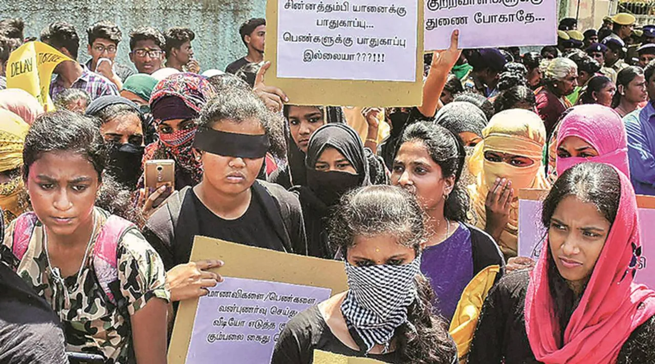 பொள்ளாச்சி பாலியல் வழக்கு : குற்றம் சாட்டப்பவர்களுக்கு ஆதரவாக செயல்பட்ட 7 காவலர்கள் சஸ்பெண்ட்
