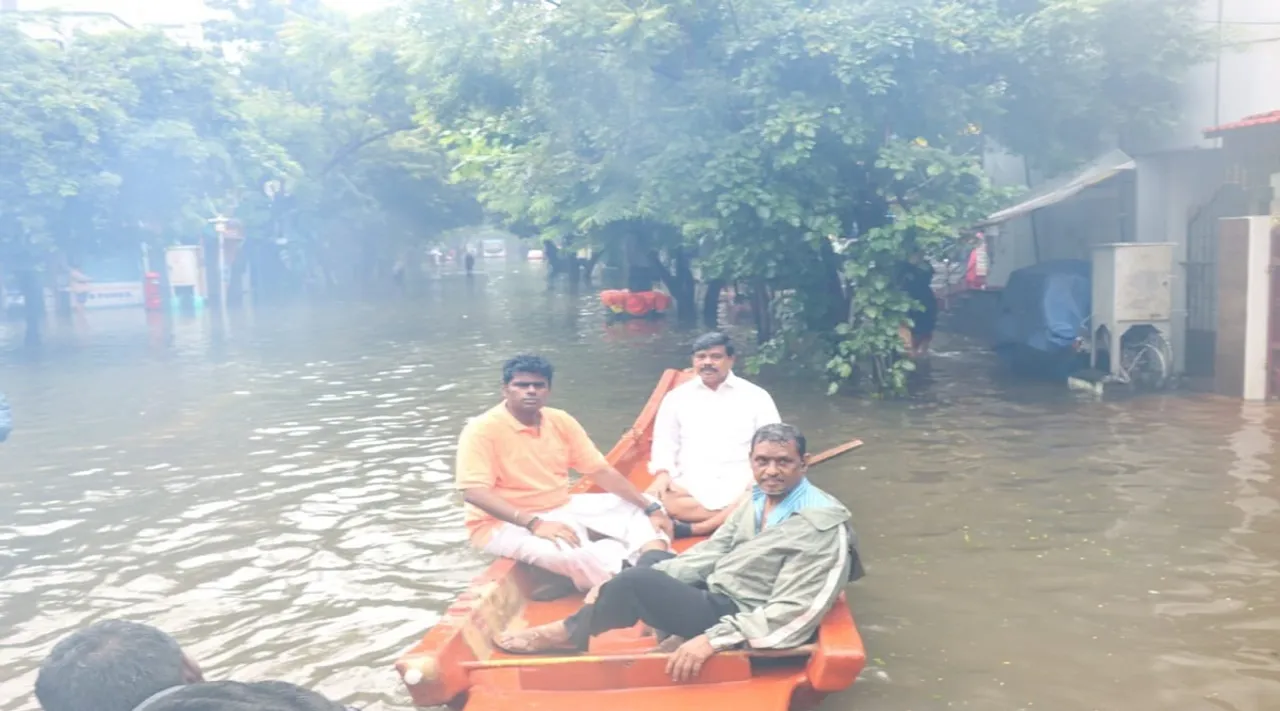 மழை வெள்ளத்தில் அண்ணாமலை வீடியோ ஷூட்: 'சிறந்த நிவாரணப் பணி' என நெட்டிசன்கள் கிண்டல்