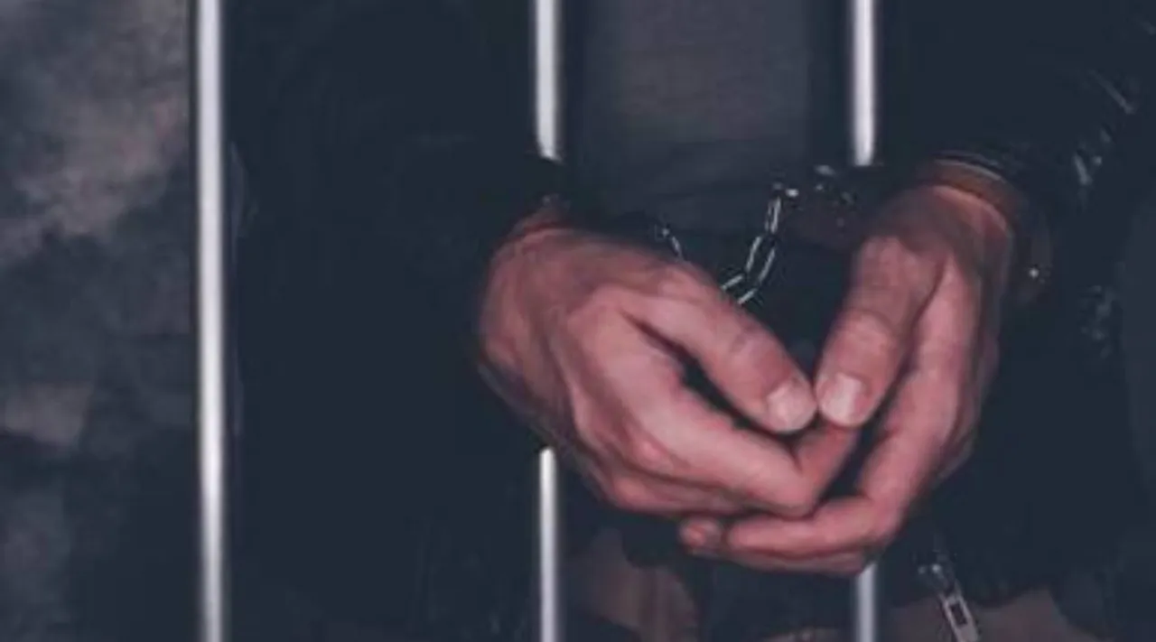 Chennai Man arrested, man arrested for blackmailing Model with her morphed photos for sexual favours, மார்ஃபிங் போட்டோ வெளியிடுவதாக சென்னை மாடல் அழகிக்கு மிரட்டல், பாலியல் தொந்தரவு அளித்த நபர் கைது, சென்னை, மாடல் அழகி, Chennai, model and father gives police complaint, tamilnadu