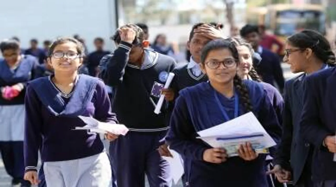 வினாத்தாள்களை ஆங்கிலம் அல்லது இந்தி ஏதேனும் ஒரு மொழியில் அச்சிடுங்கள்: பள்ளிகளுக்கு சிபிஎஸ்இ அறிவுறுத்தல்!