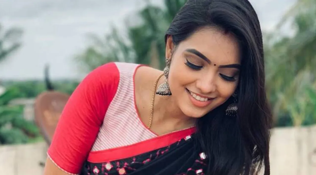 சேலை டூ மார்டன் உடை - பல கோணங்களில் கலக்கும் நடிகை பவித்ரா ஜனனி #PhotoGallery