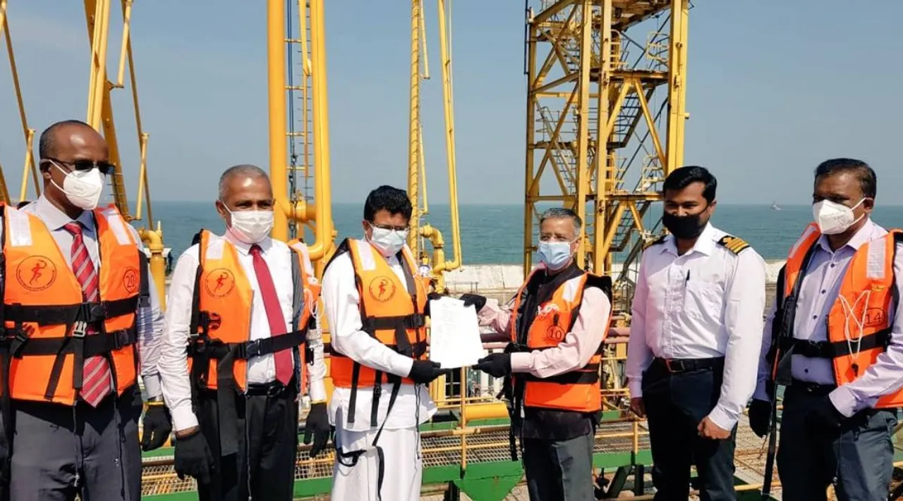 India delivers to Sri Lanka 40000 metric tonnes of fuel, India, Sri lanka, இலங்கையில் எரிசக்தி தட்டுப்பாடு, இலங்கைக்கு 40000 மெட்ரிக் டன் எரிபொருள் அளித்தது இந்தியா, India gives 40000 metric tonnes of fuel, Sri lanka face fuel crisis