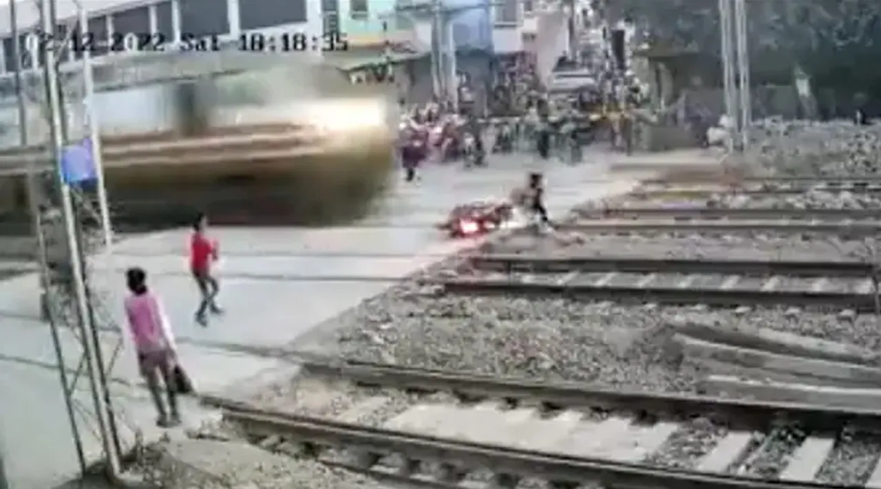வீடியோ: ரயிலில் மோதி நொறுங்கிய பைக்; மயிரிழையில் தப்பிய ஓட்டுனர்